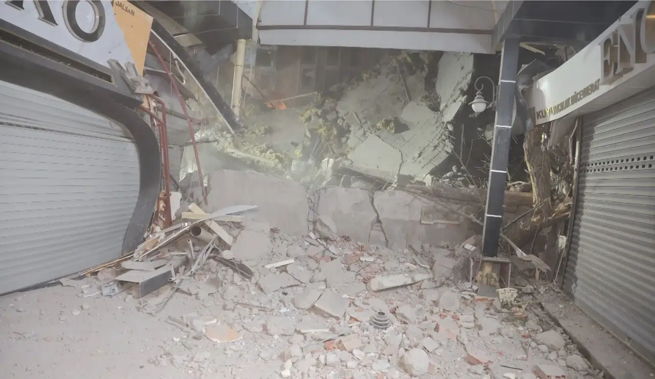 Kontrolsüz yıkım hasara yol açtı: 3 dükkan zarar gördü!