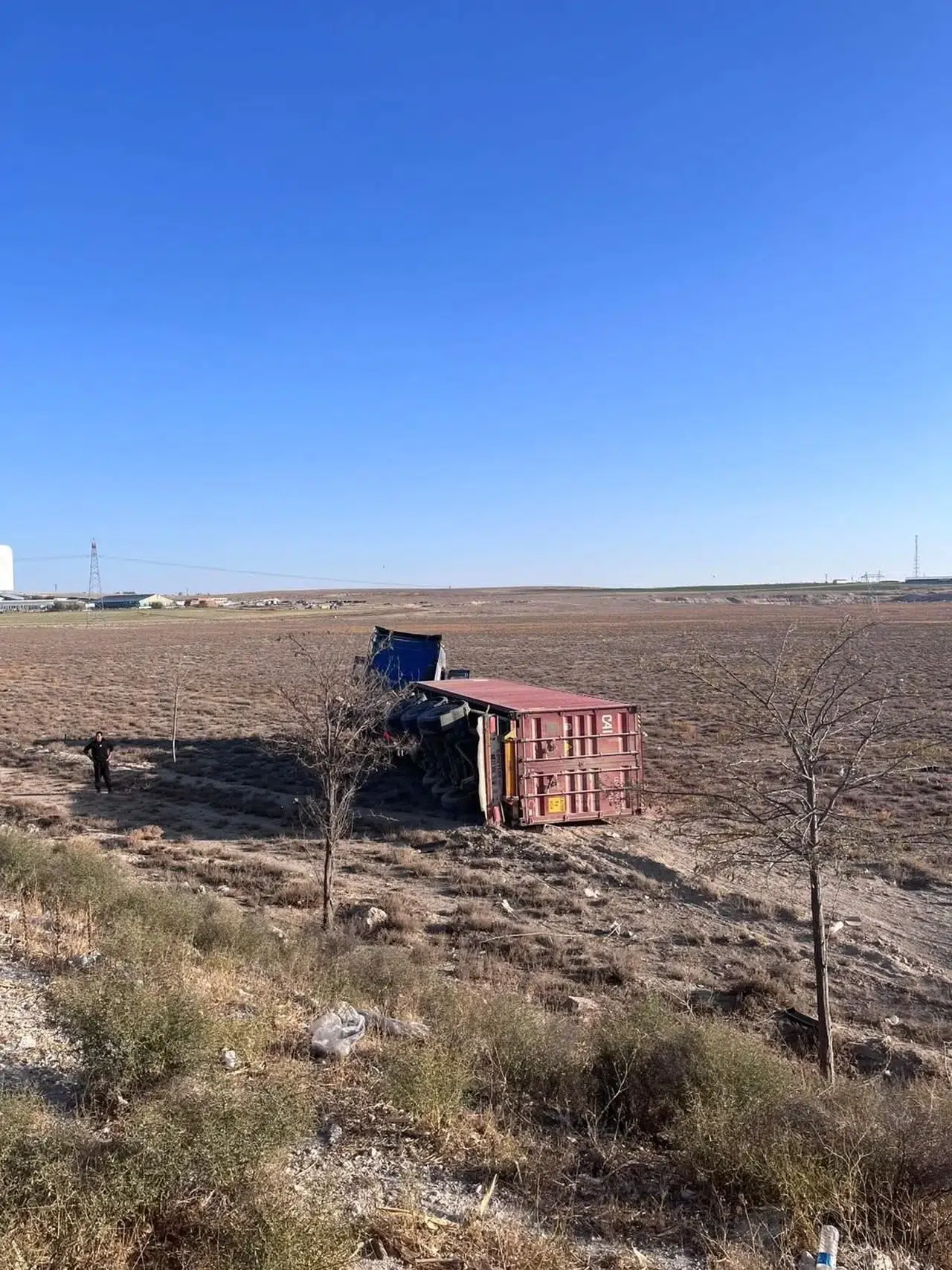 Konya’da çekici devrildi! Sürücü yaralandı