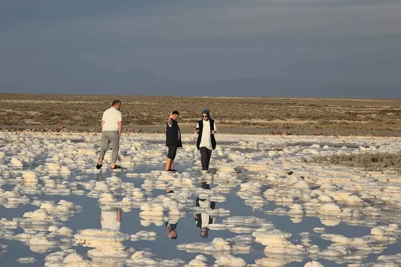 Tuz Gölü'nde sular çekildi, benzersiz oluşumlar ortaya çıktı