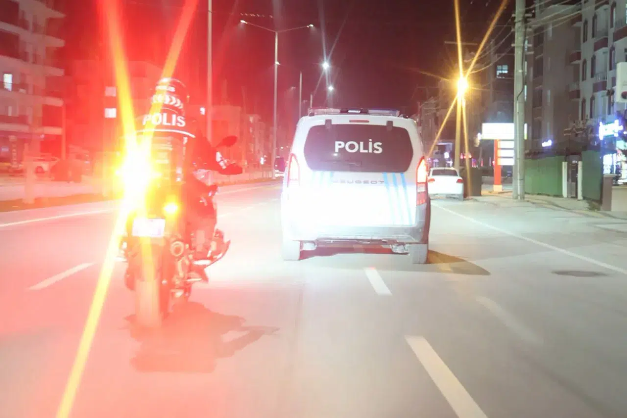 Aksaray’da sokaklarda nefes kesen kovalamaca! Kimlik kontrolünden kaçan şüpheli gözaltında