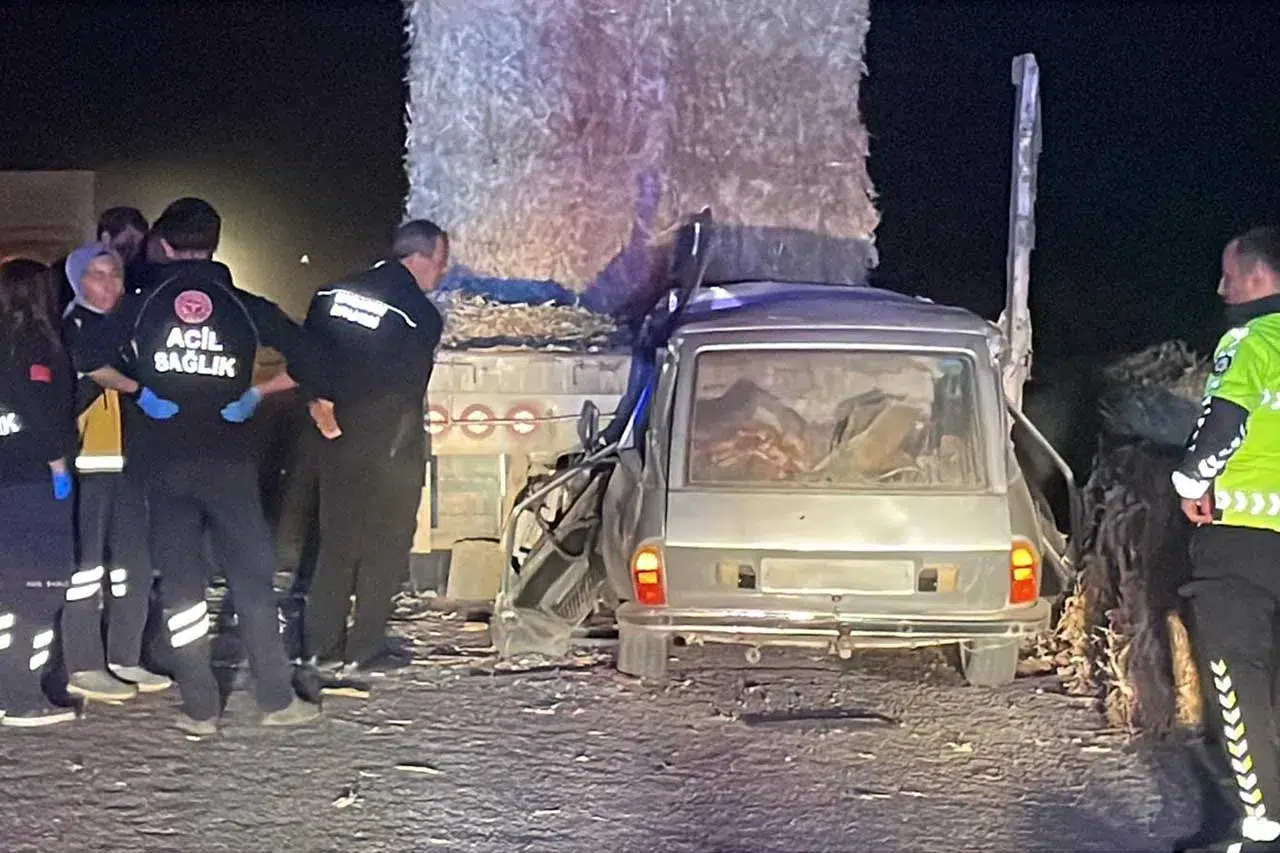 Karaman'da trafik kazası! Otomobil tırın altına girdi: 2 ölü