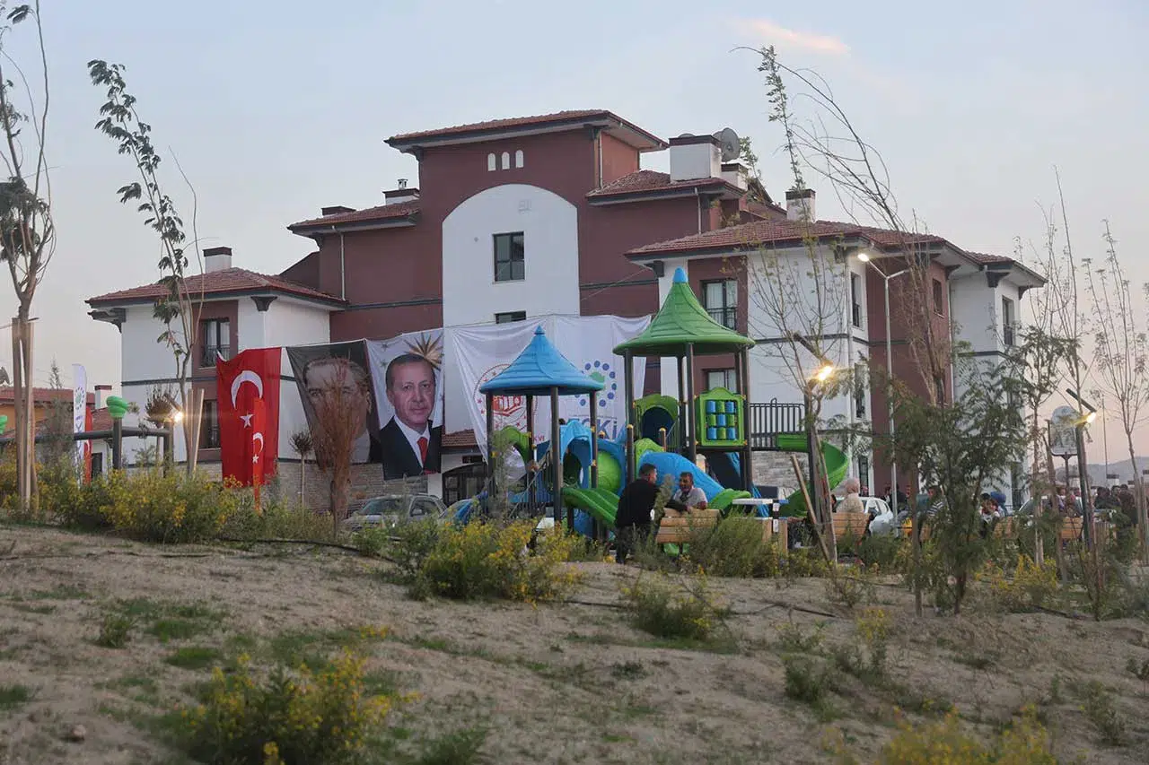 Hatay’da deprem konutları teslim ediliyor! Depremzede aile yeni evinde huzur buldu