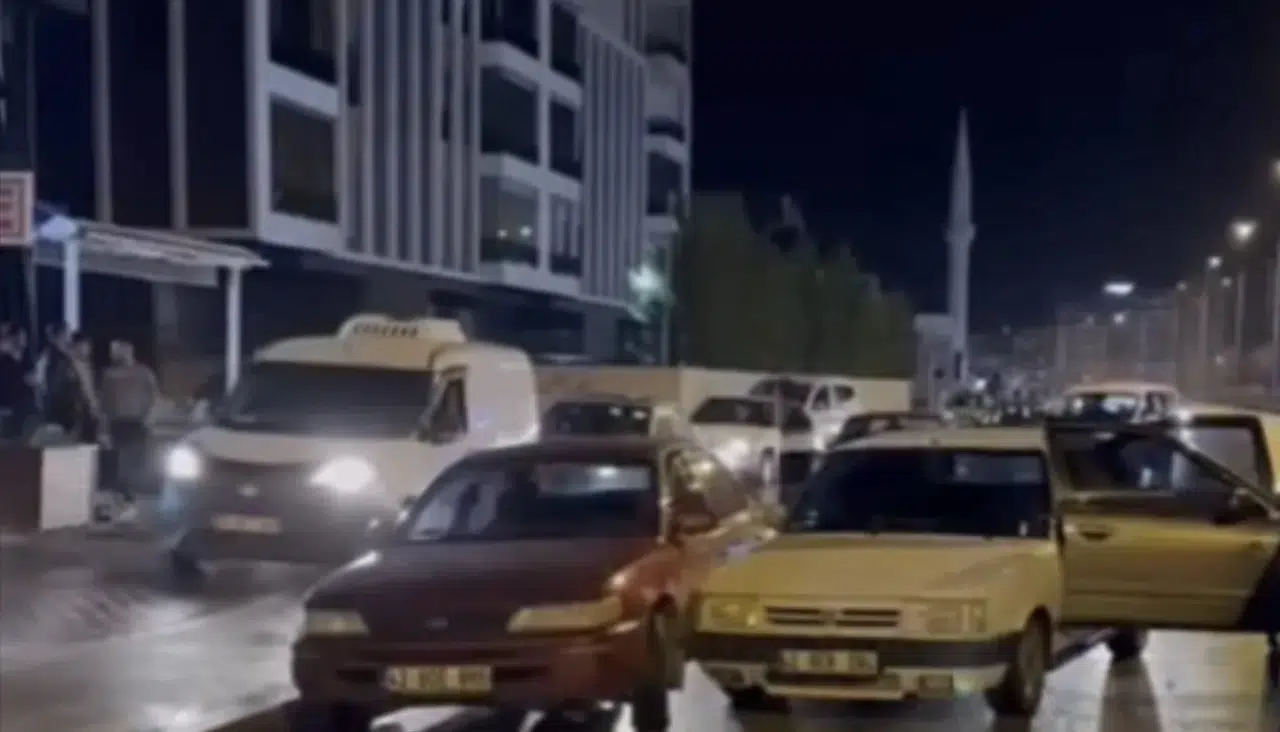 Konya Gazze Caddesi’nde 3 aracın karıştığı kaza trafiği felç etti