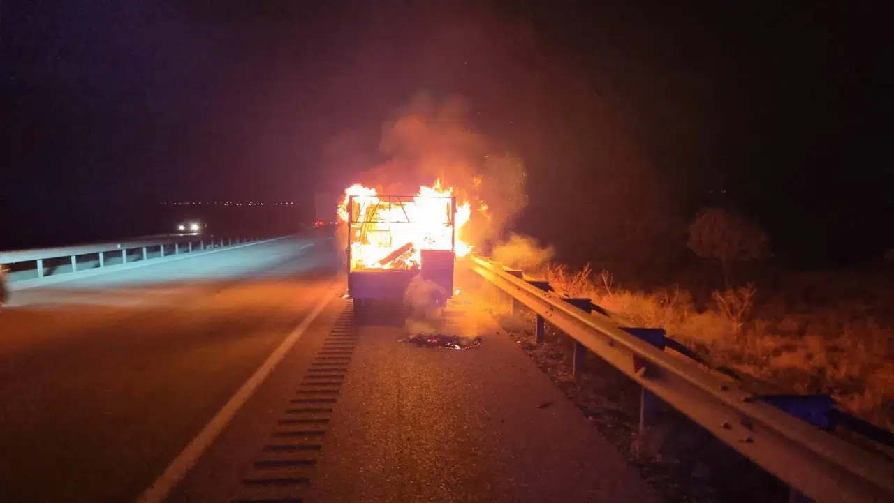 Konya'da seyir halindeki kamyonet alev alev yandı