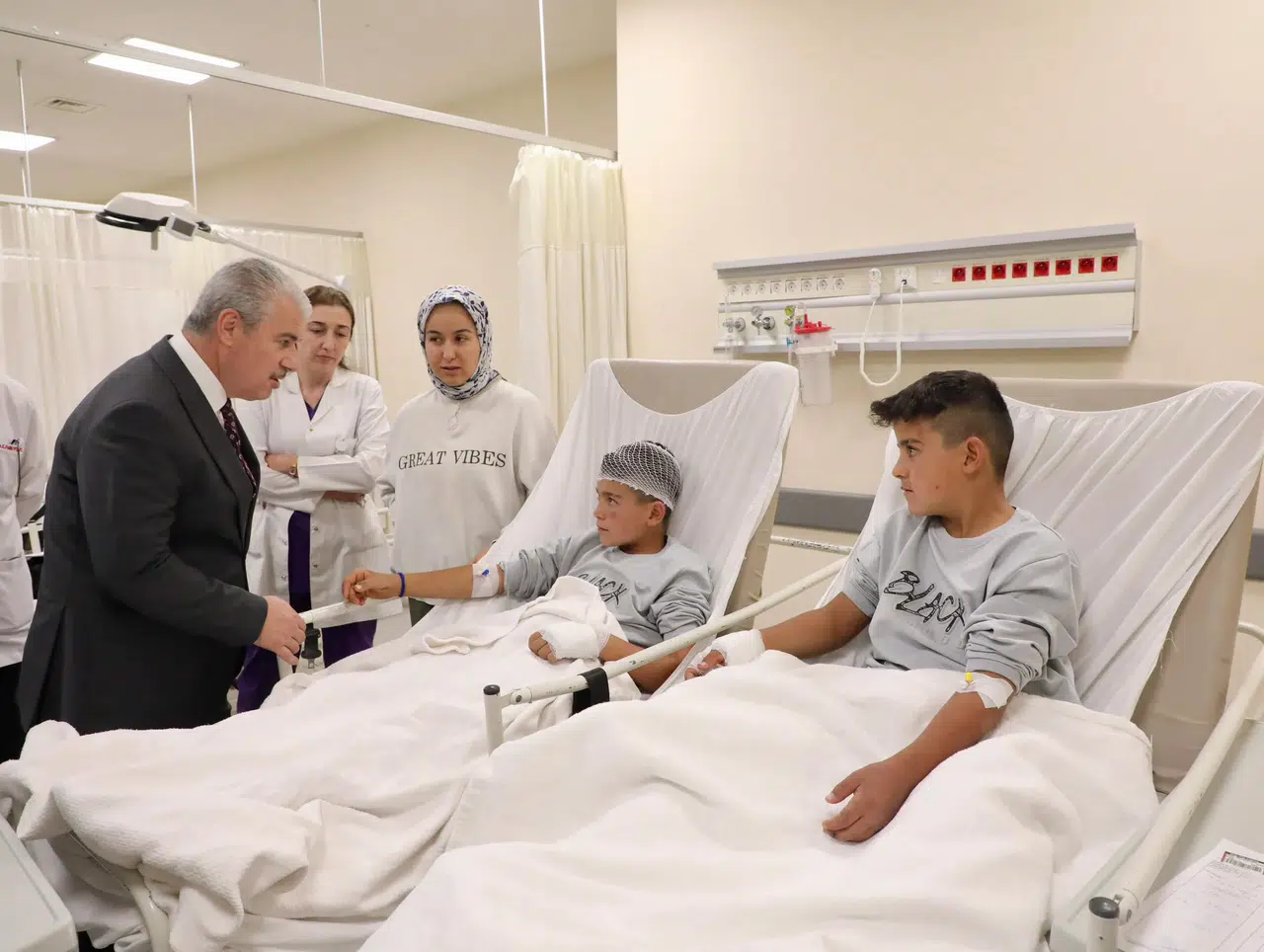 Konya Valisi servisle kaza yapan 13 öğrenciyi ziyaret etti