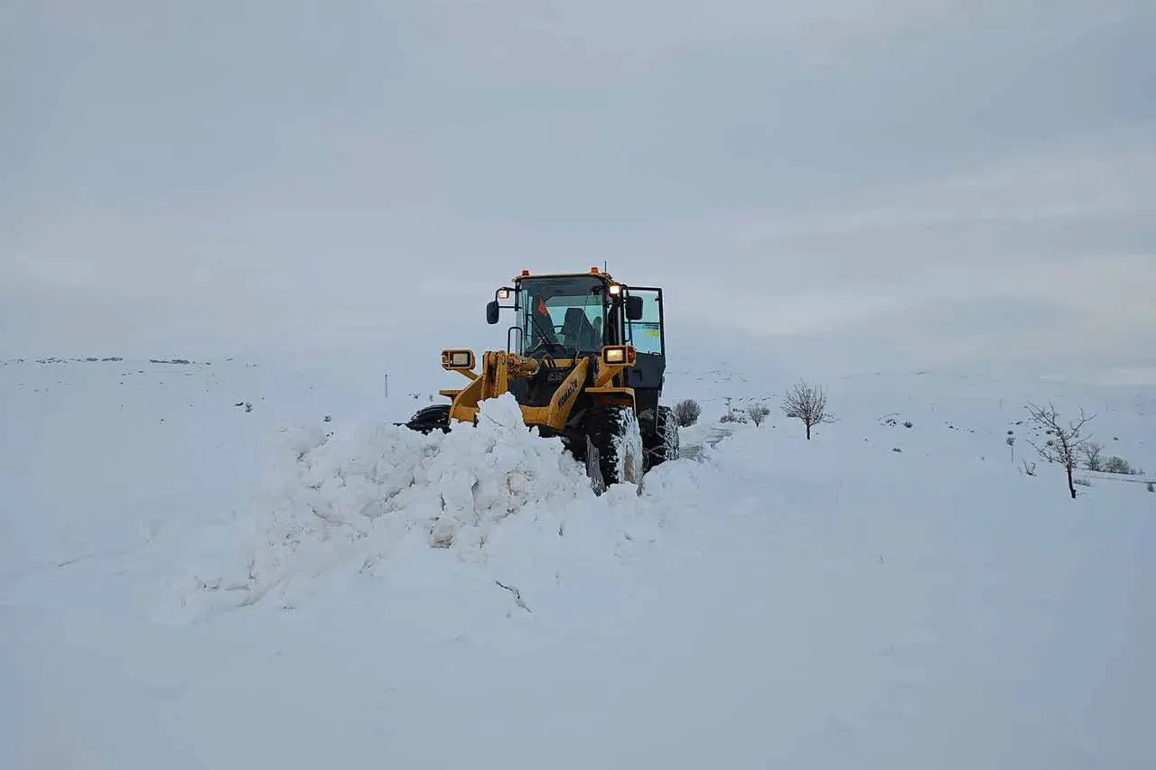 Sivas'ta yollar kardan kapandı, Konya'da yağış yok!