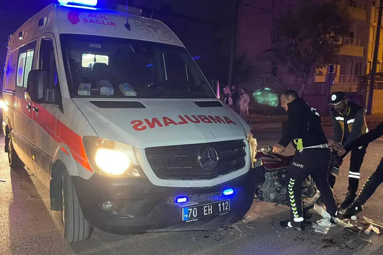 Kavşakta dehşet! Karaman'da motosiklet ambulansa saplandı