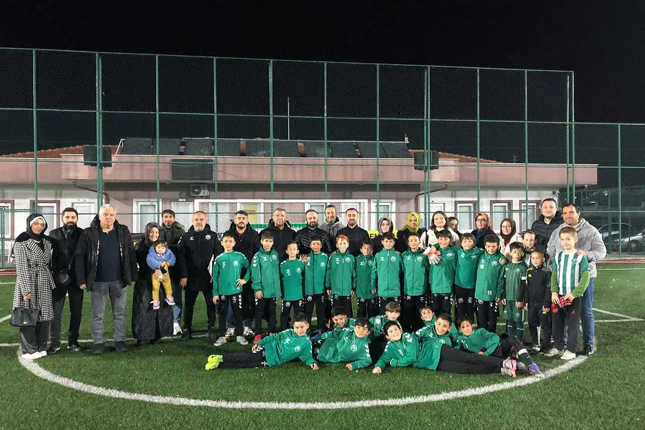Konyasporlu minik oyunculardan öğretmen hocalarına jest