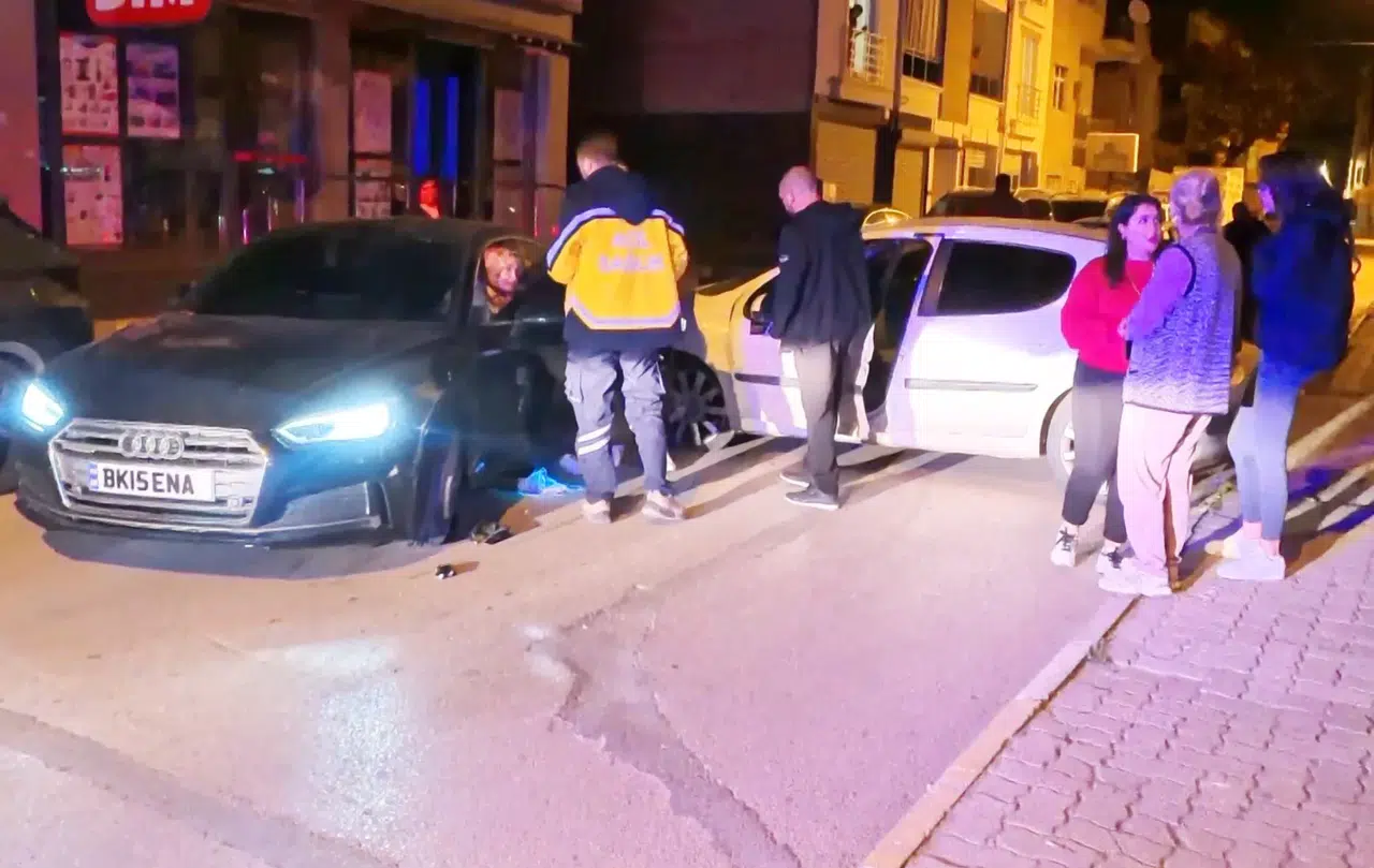 Yaralamalı kazada kaçak sürücü vatandaş kamerasına takıldı, yakınları gazetecilere saldırdı!