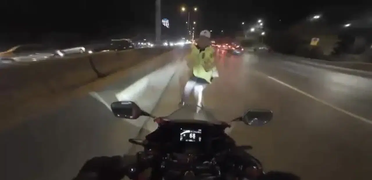 Trafik polisine motosiklet çarptı! O anlar kamerada