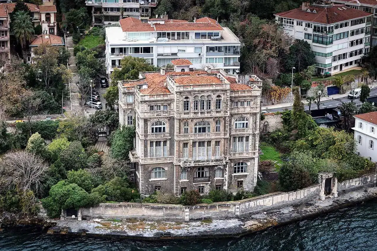 Türkiye'nin en ihtişamlı binası yeni alıcısını bekliyor