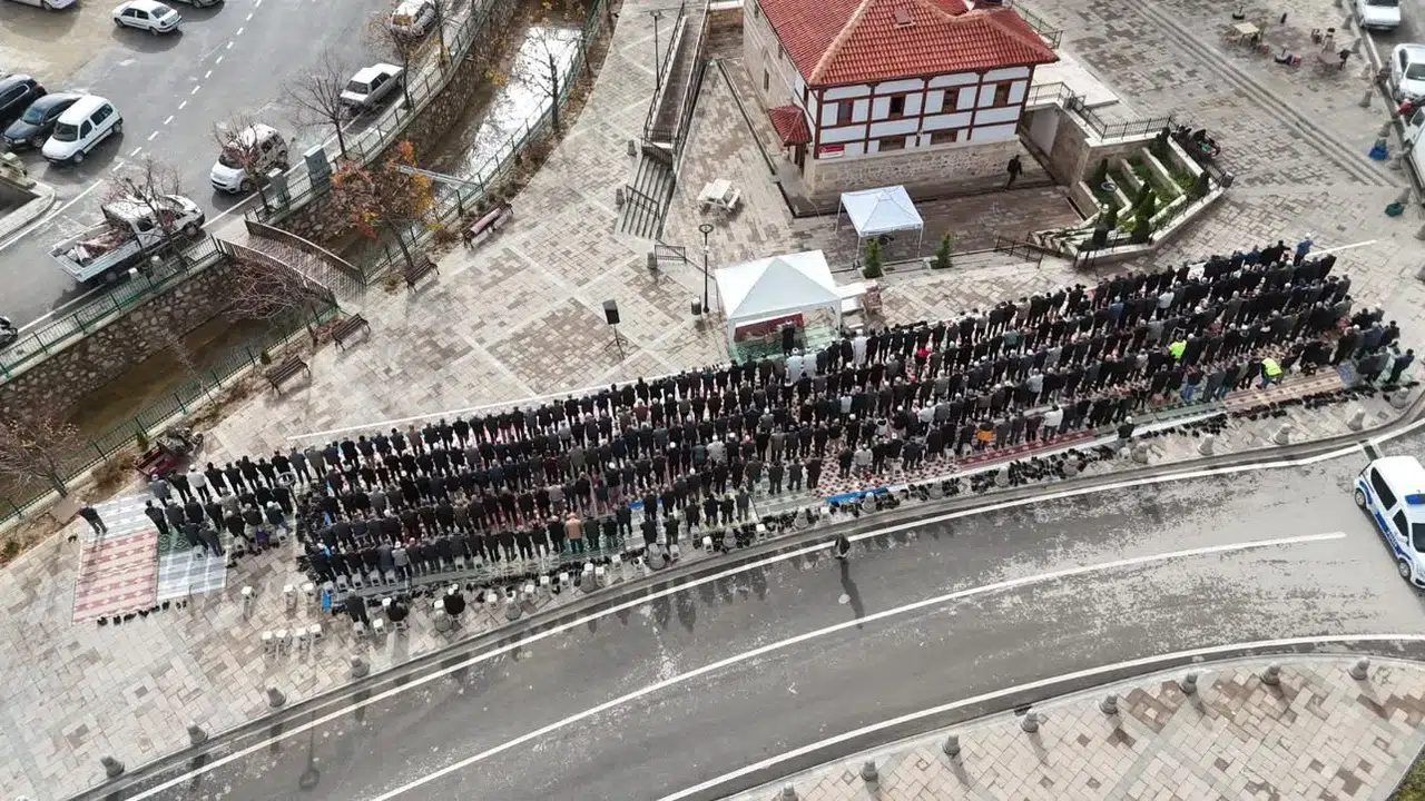 Konya’da bu kalabalık merak uyandırdı! Yüzlerce kişi buluştu