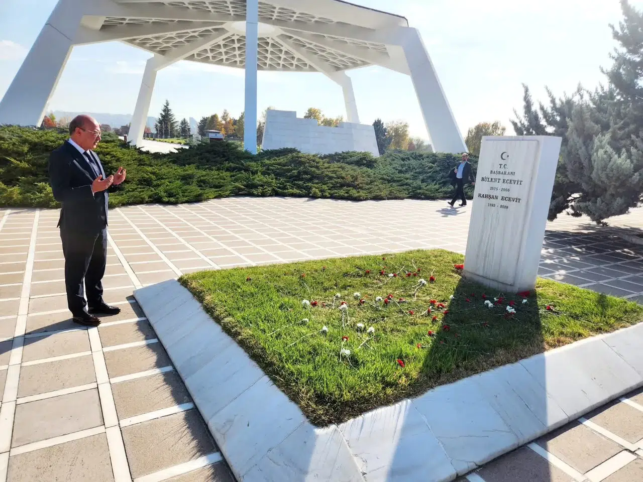 Konyalı Belediye Başkanı Bülent Ecevit’in mezarını ziyaret etti