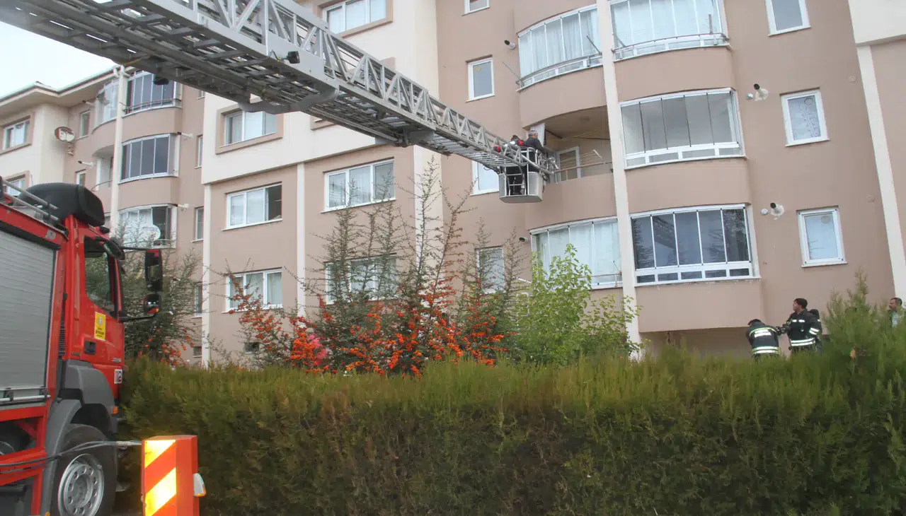 Konya'da 4 katlı binada yangın çıktı!