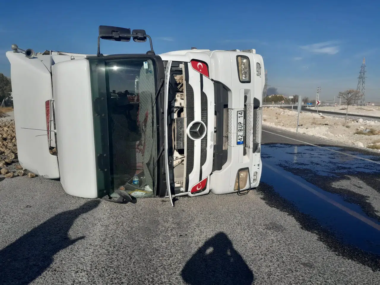 Konya'da pancar yüklü tır devrildi!