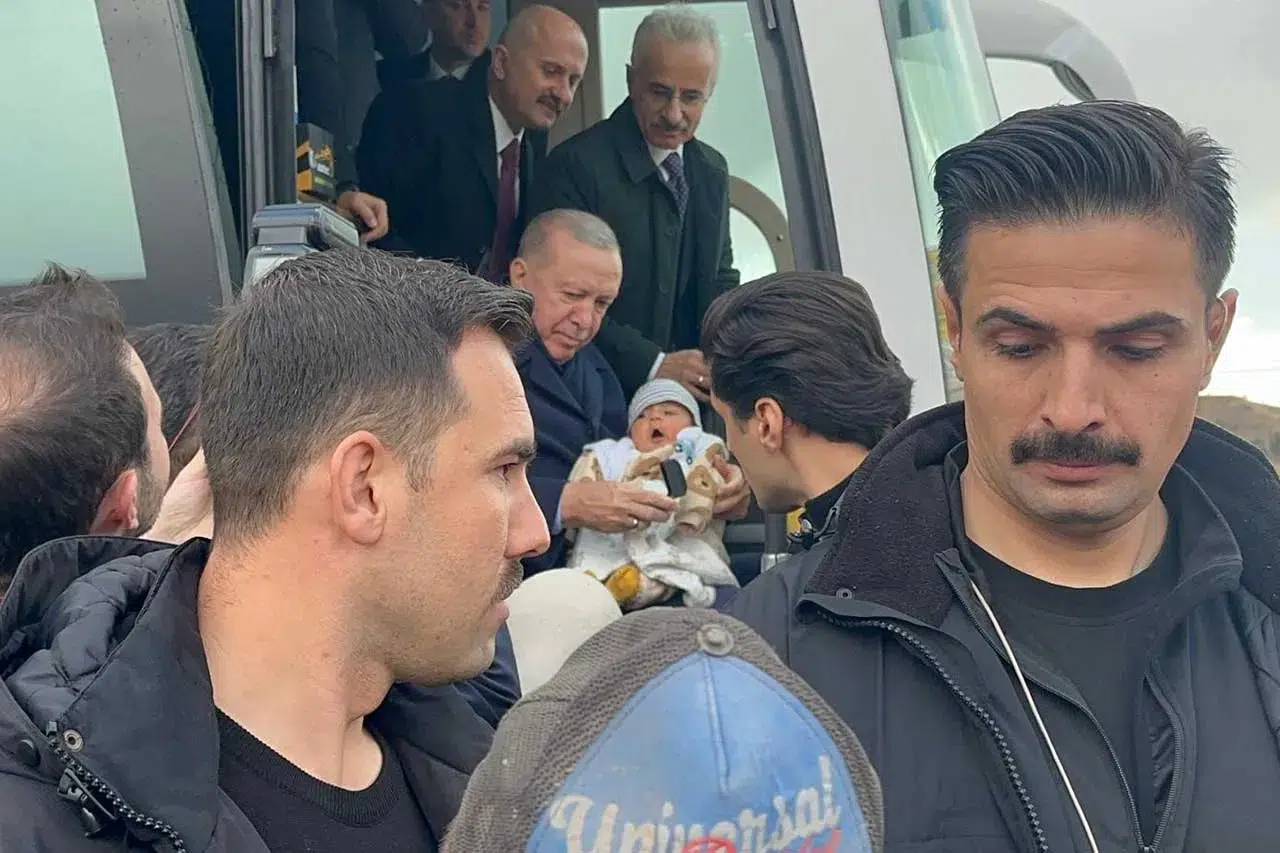 Cumhurbaşkanı Erdoğan'dan yürekleri ısıtan hareket! Konvoyu onun için durdurdu