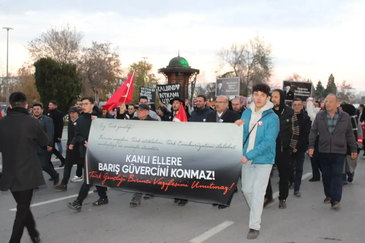 Konya şehitler için yürüdü! "Devletin onuru pazarlık konusu olmaz!"
