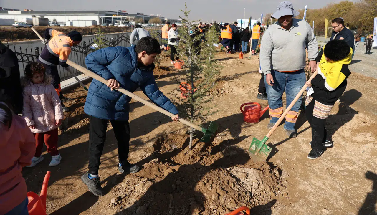 Konya'da özel gereksinimli çocuklar ilk fidanlarını dikti