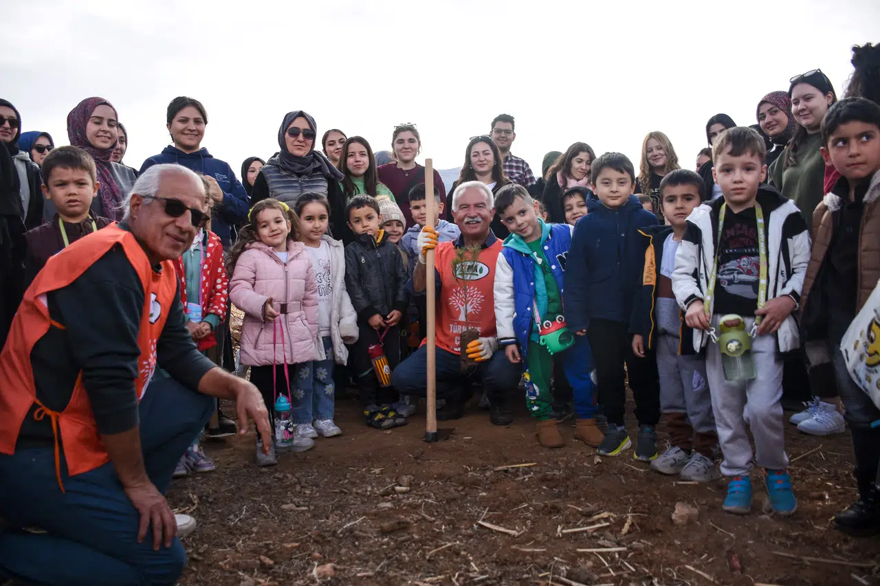 Öğrenciler fidan dikerek çevre bilinci aşıladı!