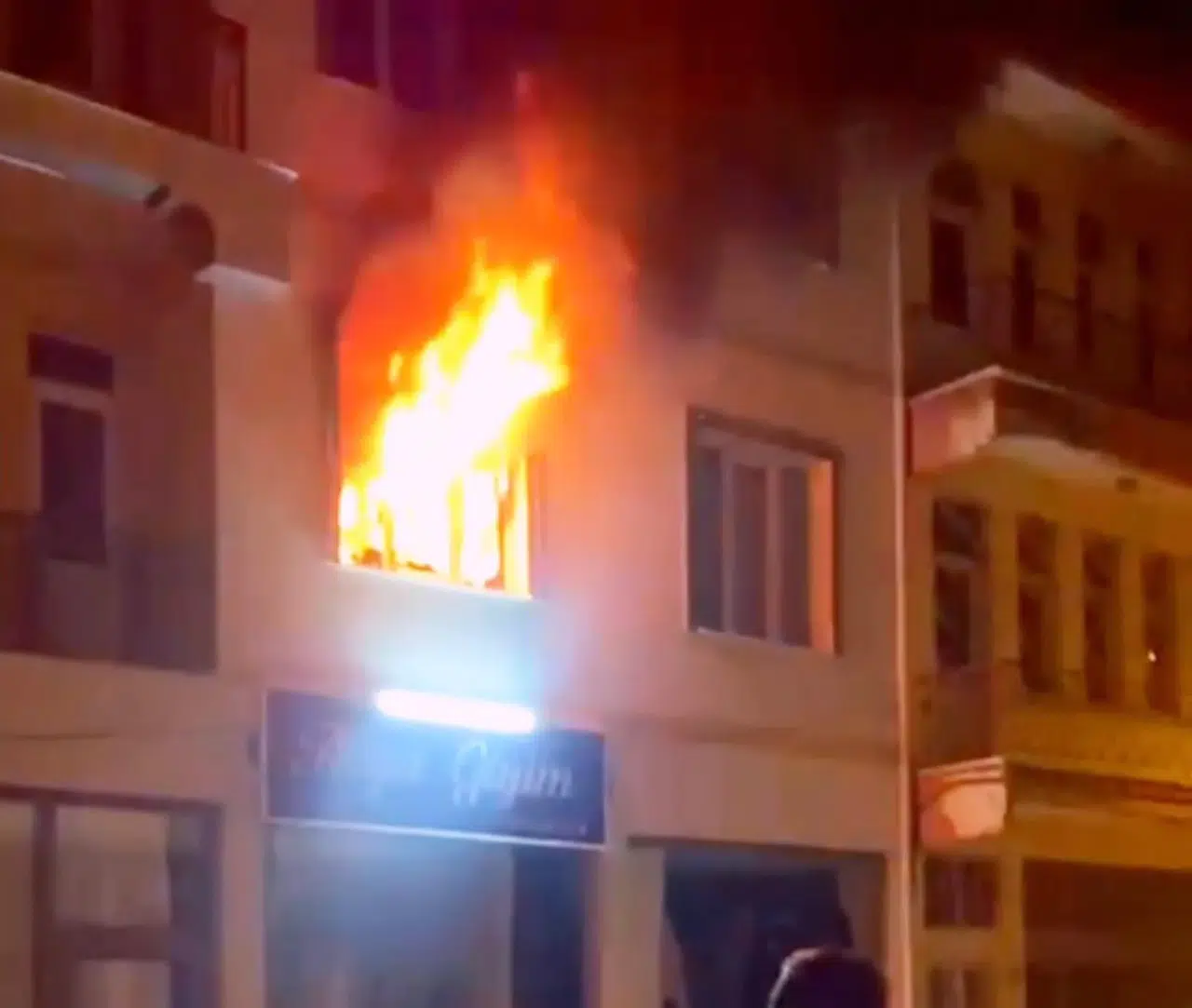 Apartman yangınında yeni evli çift ölümden döndü