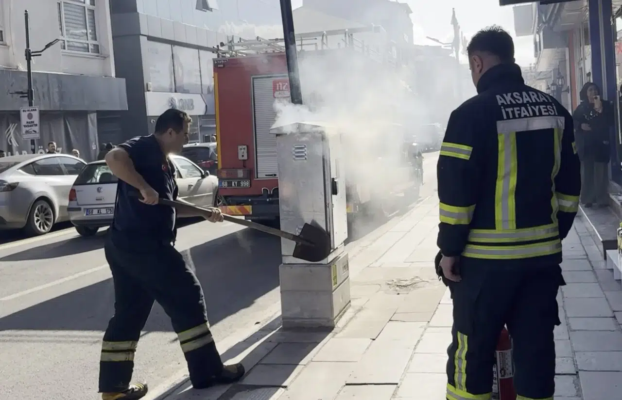 Kaldırımdaki trafo alev aldı, cadde dumanla kaplandı