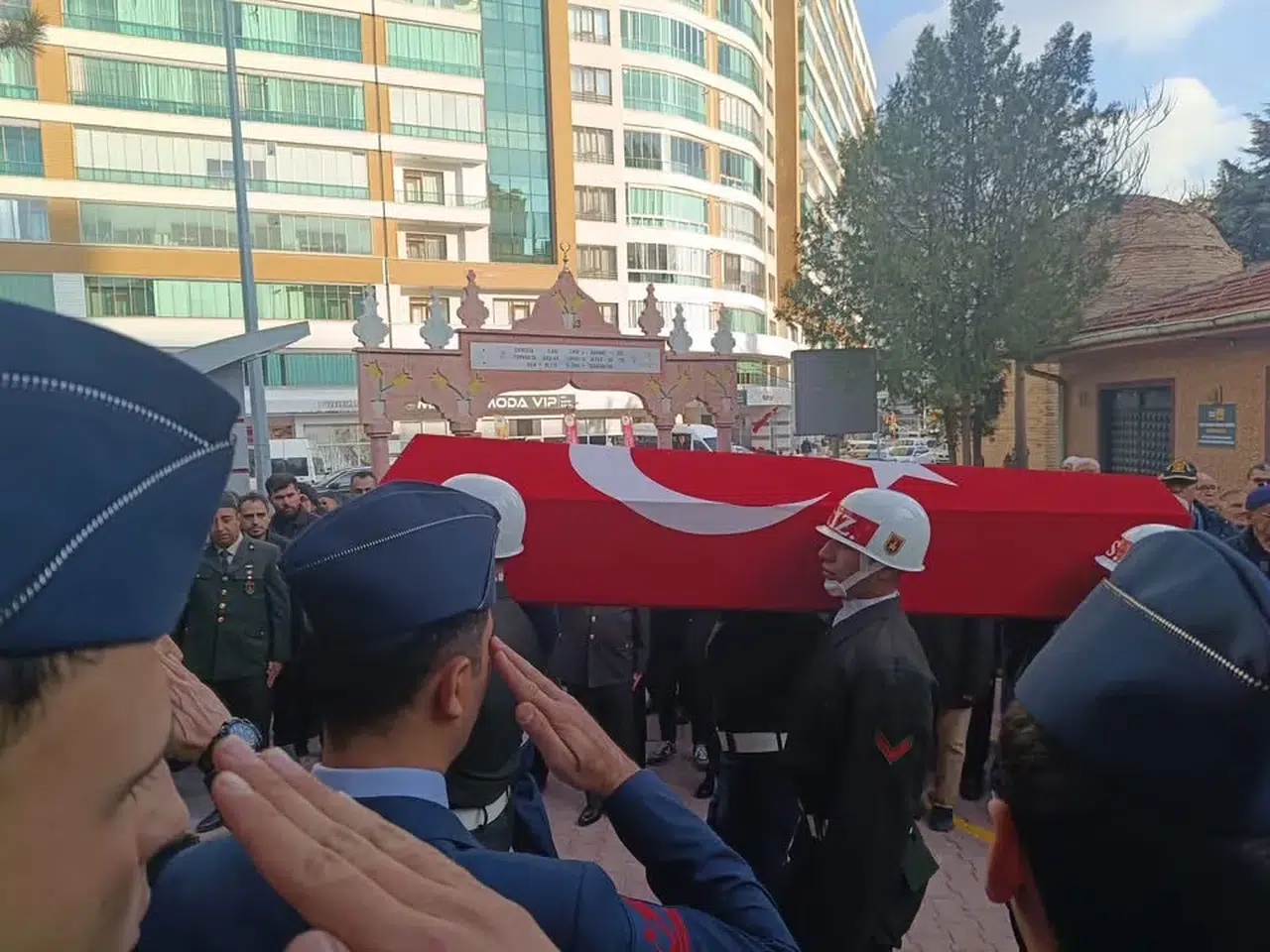 Konya’da acı tören! Al bayrağa sarılı tabuta selam durdular