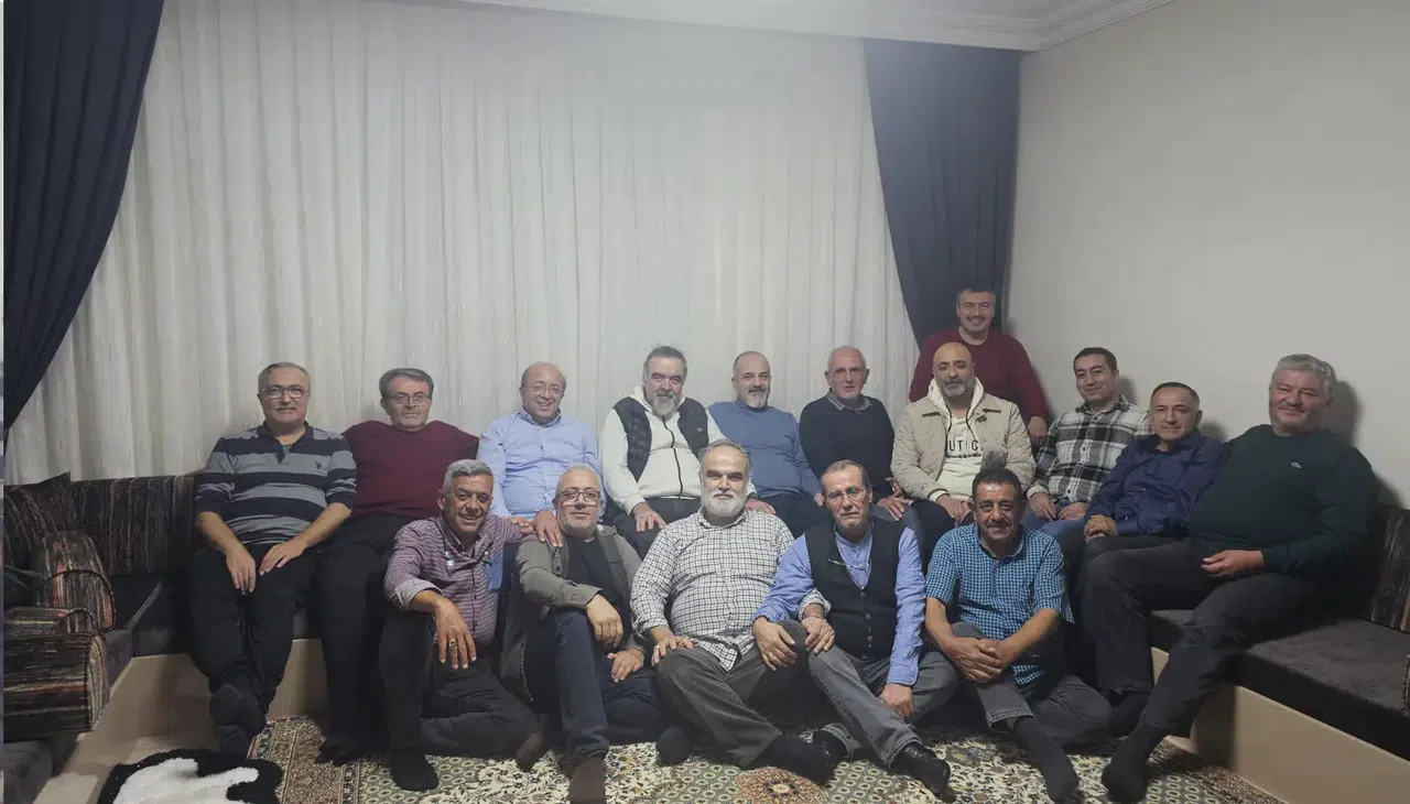 Konya'da Mevlana Ortaokulu mezunlarından yıllar sonra duygusal buluşma!