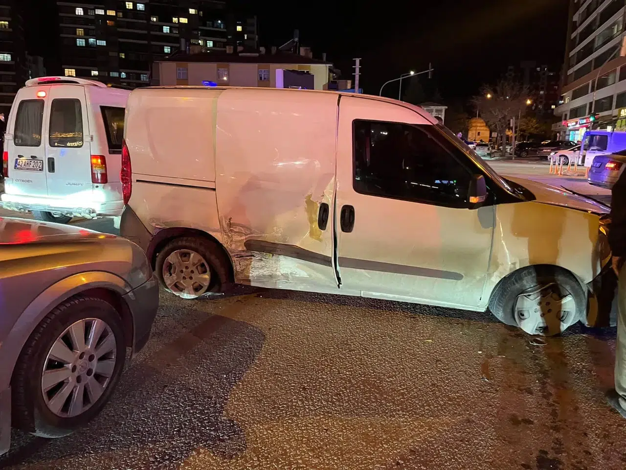 Konya’nın en işlek caddesinde kaza! 2 yaralı