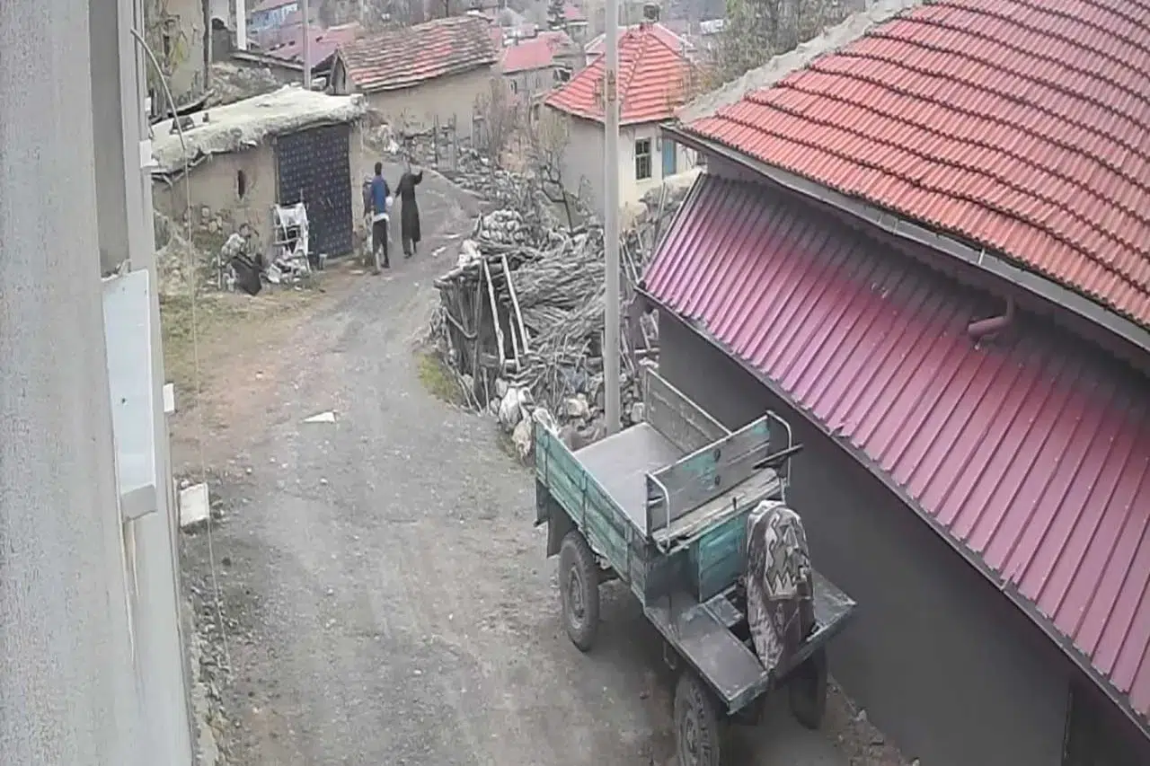 Görüntüler ortaya çıktı! Karısının kafasına tekme attı