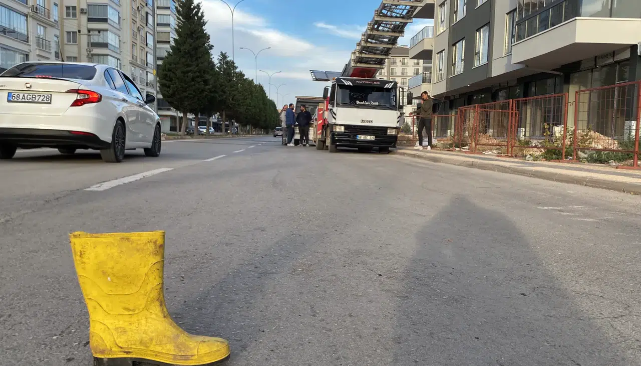 Ev taşıyan nakliyecilerin ilginç önlemi trafikte şaşkınlık yarattı!