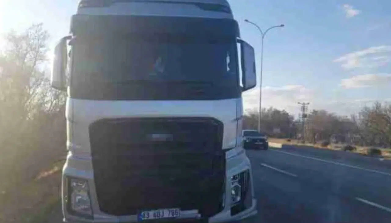 Konya'da kontrolden çıkan otomobil kamyona çarptı!