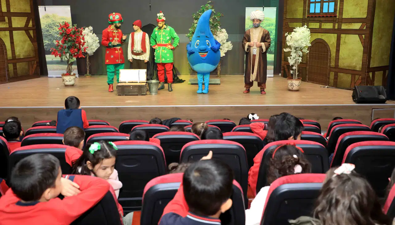 Konya’da tiyatro salonları doldu taştı: Su tasarrufuna dikkat çekildi!