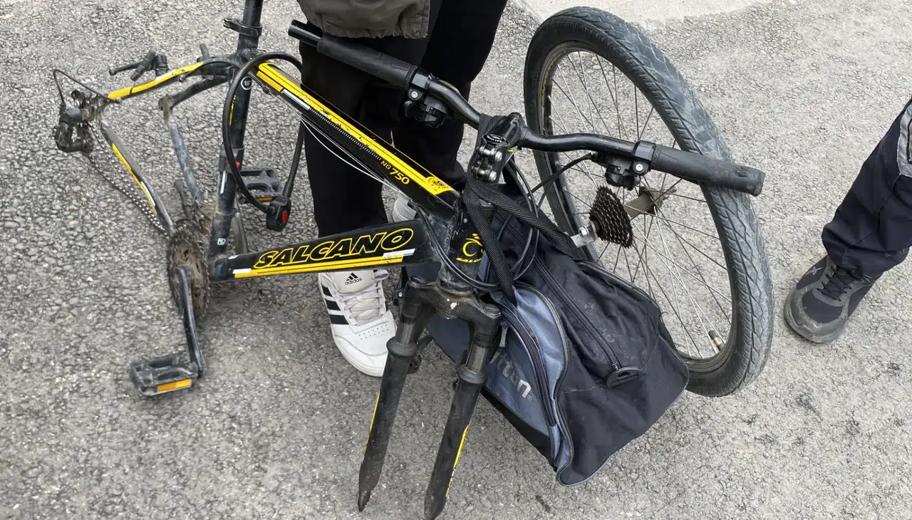 Pes dedirten hırsızlık: Bisikleti çalamadı, tekerini söktü!