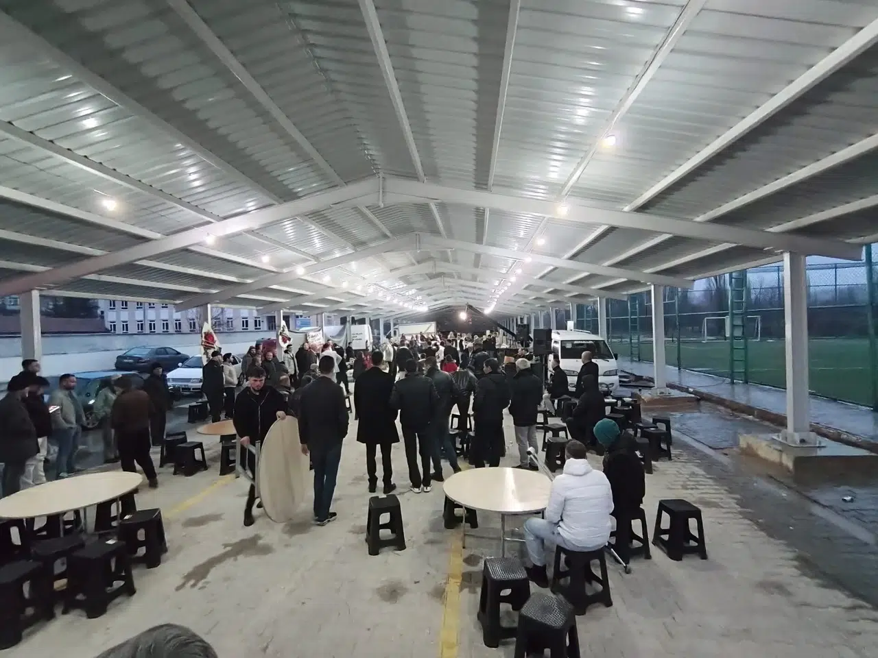 Konya’nın kapalı pazarı gündem oldu! Yağmur yağınca beklenmedik rol üstlendi