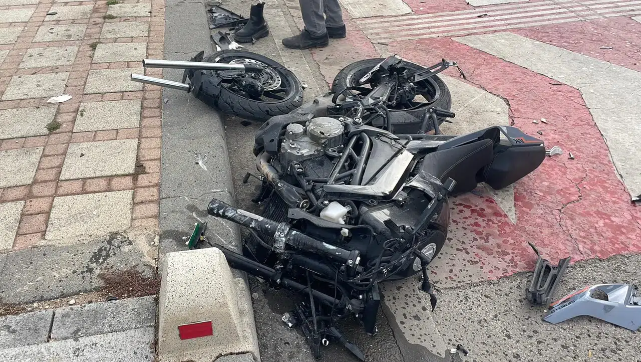 Servis minibüsü motosiklete çarptı, genç kadın ağır yaralandı