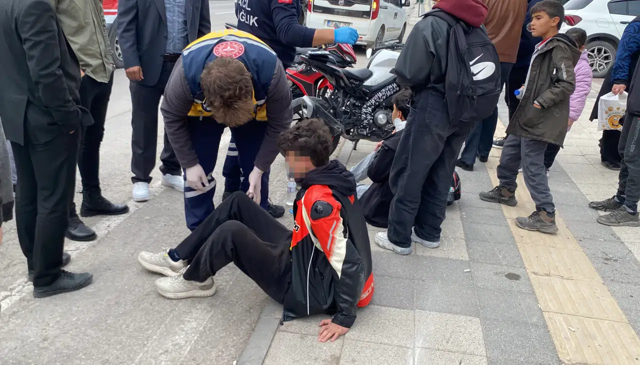 Liseli öğrenciler kaza kurbanı oldu: 3 yaralı