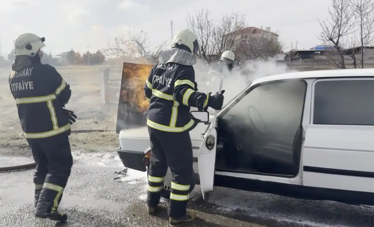 Alevler arasında kalan araç kullanılamaz hale geldi