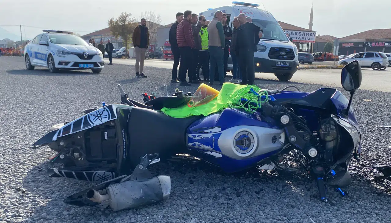 Otomobil ile çarpışan motosiklet hurdaya döndü