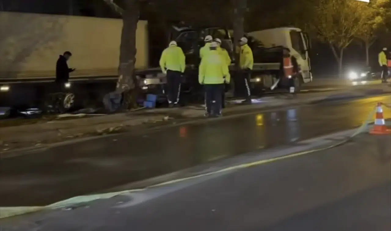 Konya’da otomobil takta attı! Araç hurda yığınına döndü