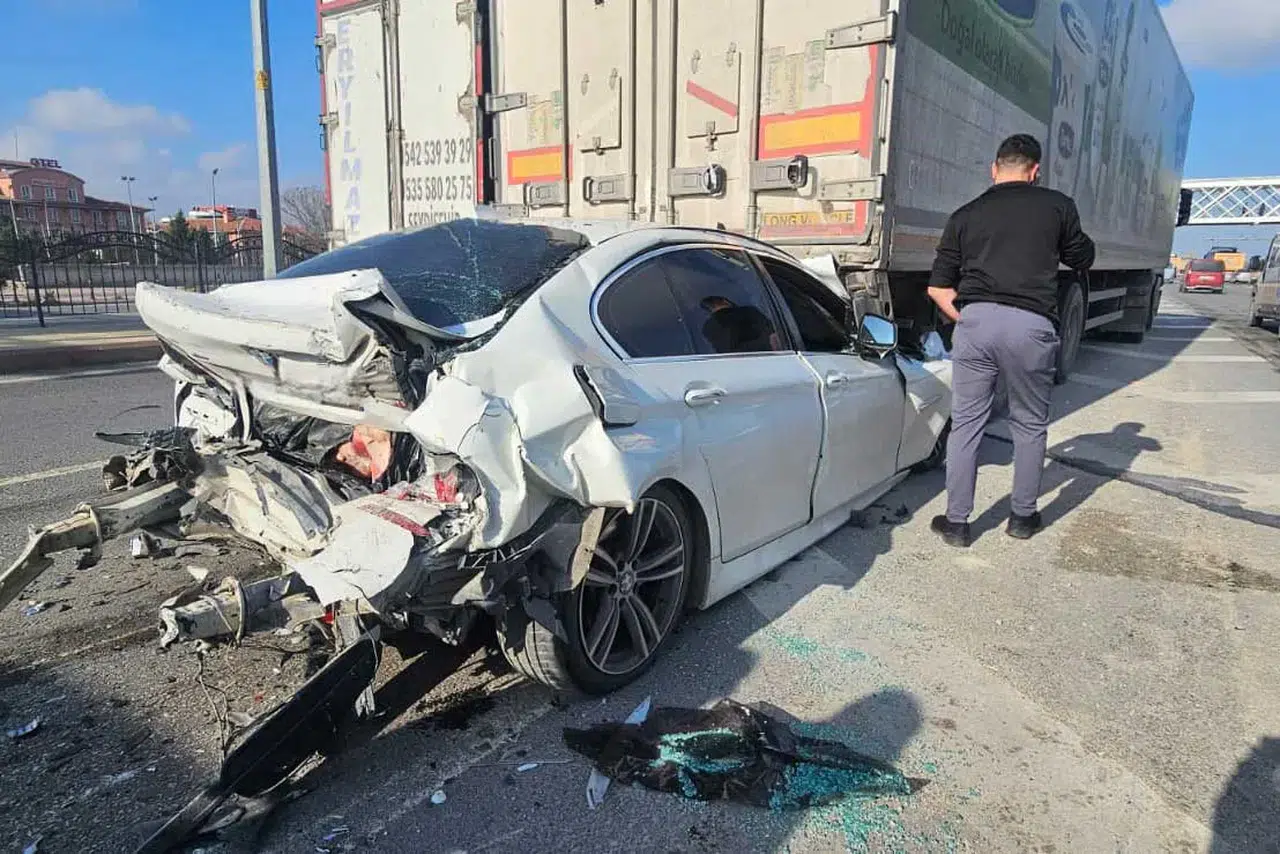 Konya'da korkutan kaza! Otomobil tırın altına girdi