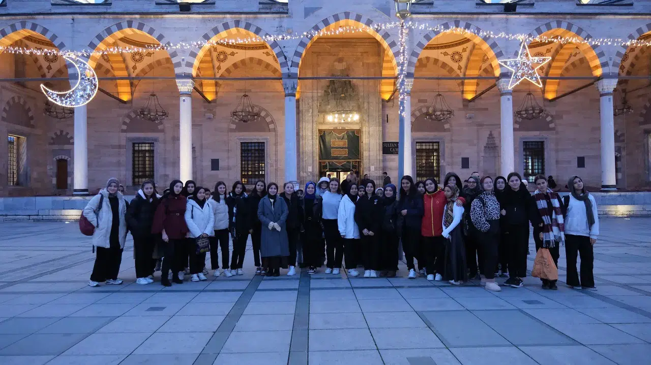 Konya'da lise öğrencileri sabahın huzurunda bir araya geldi