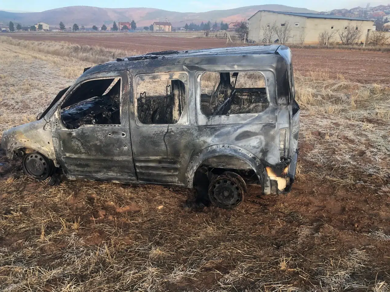 Konya'da garaj yangını eve sıçradı: Araç alev aldı!