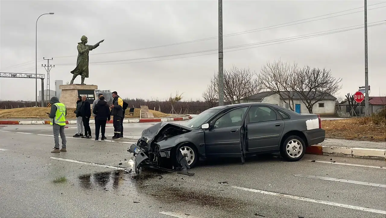 İki otomobil çarpıştı, sürücüler bahçeye savruldu!