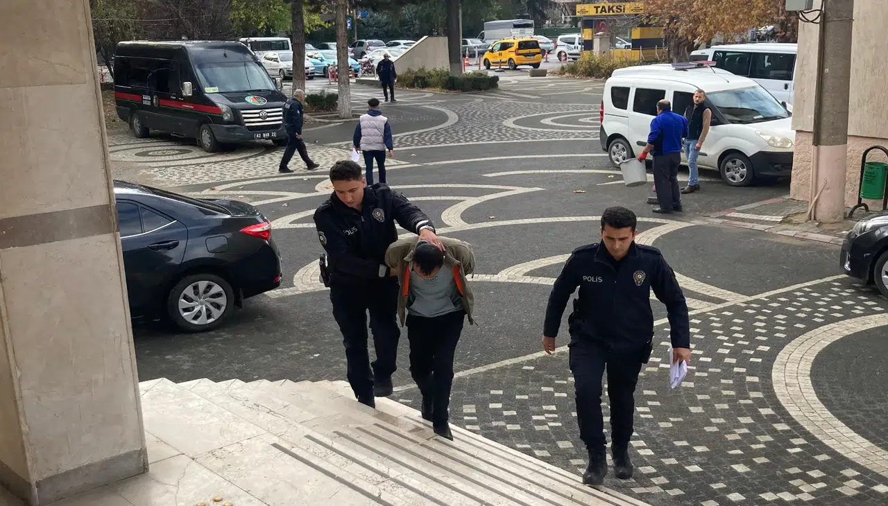 Konya'da güvenlik kameraları motosiklet hırsızını ele verdi!