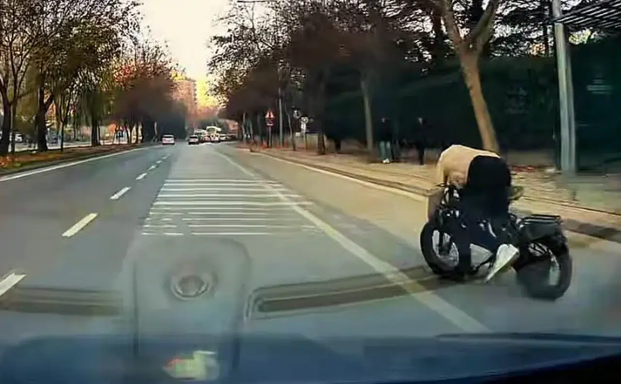 Konya'da tehlikeli anlar! Trafikte canını kıl payı kurtardı