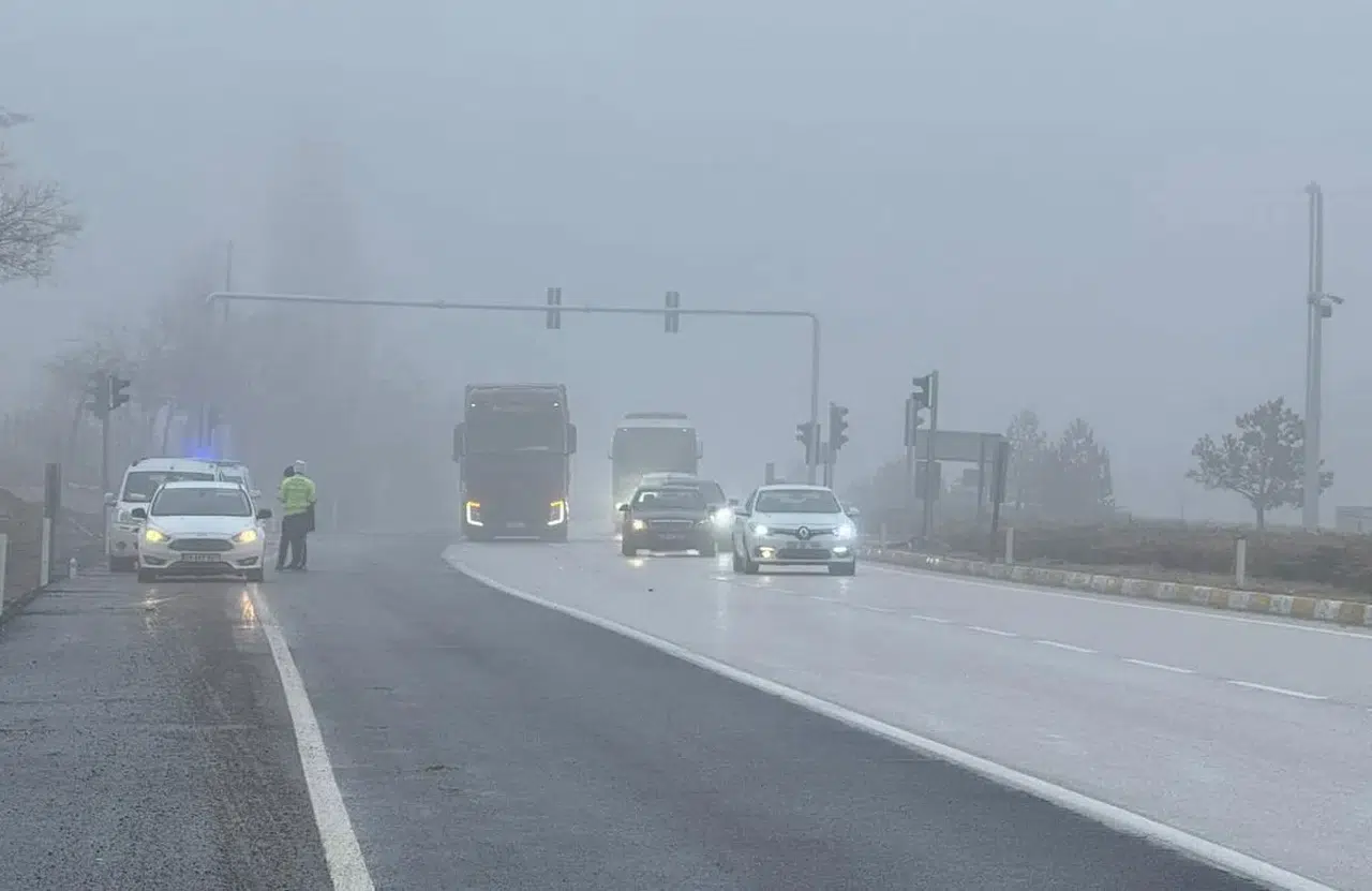 Konya'da sis görüş mesafesini sıfırladı, araçlar birbirine girdi!