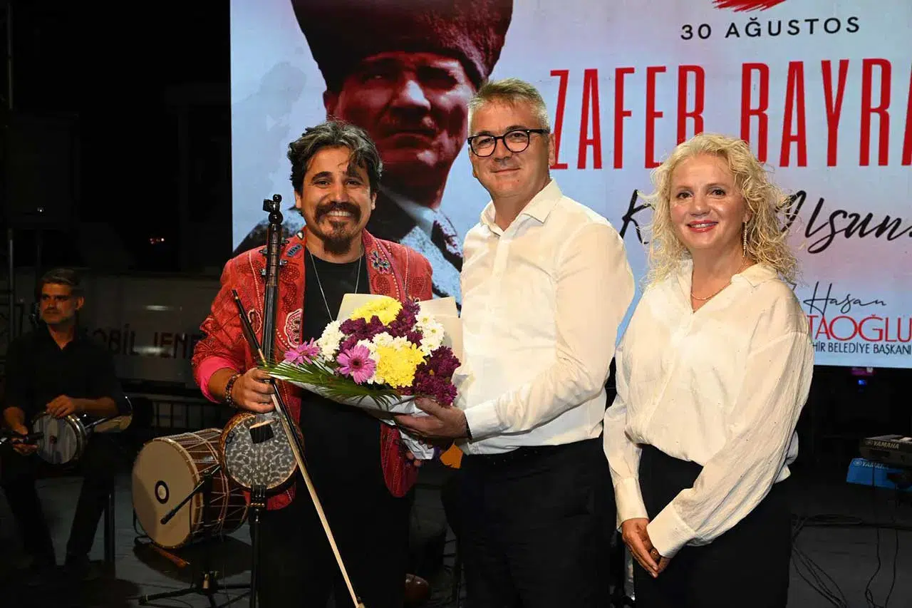 Seydişehir'de Uğur Önür'le Zafer Bayramı coşkusu yaşandı