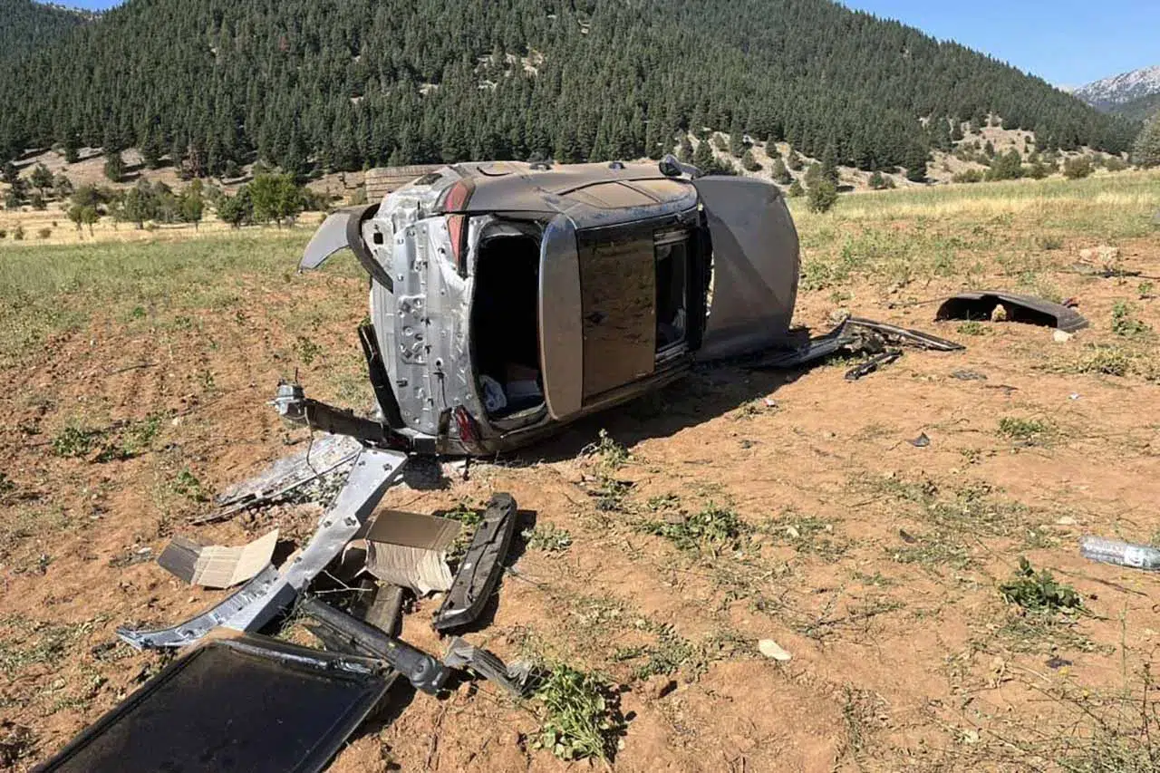 Konya'da otomobil tarlaya devrildi, 2 kişi yaralandı