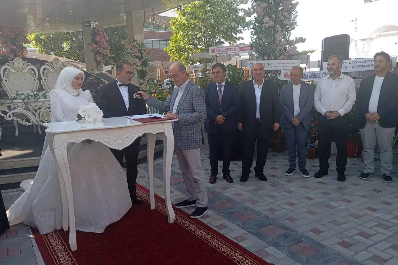 Konya'da iş dünyasını bir araya getiren düğün! Tuba ile Osman Sait evlendi