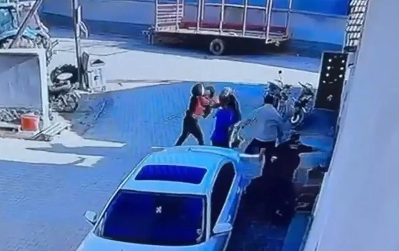 Konya'da kadınların sokak ortasında saç saça kavgası kamerada